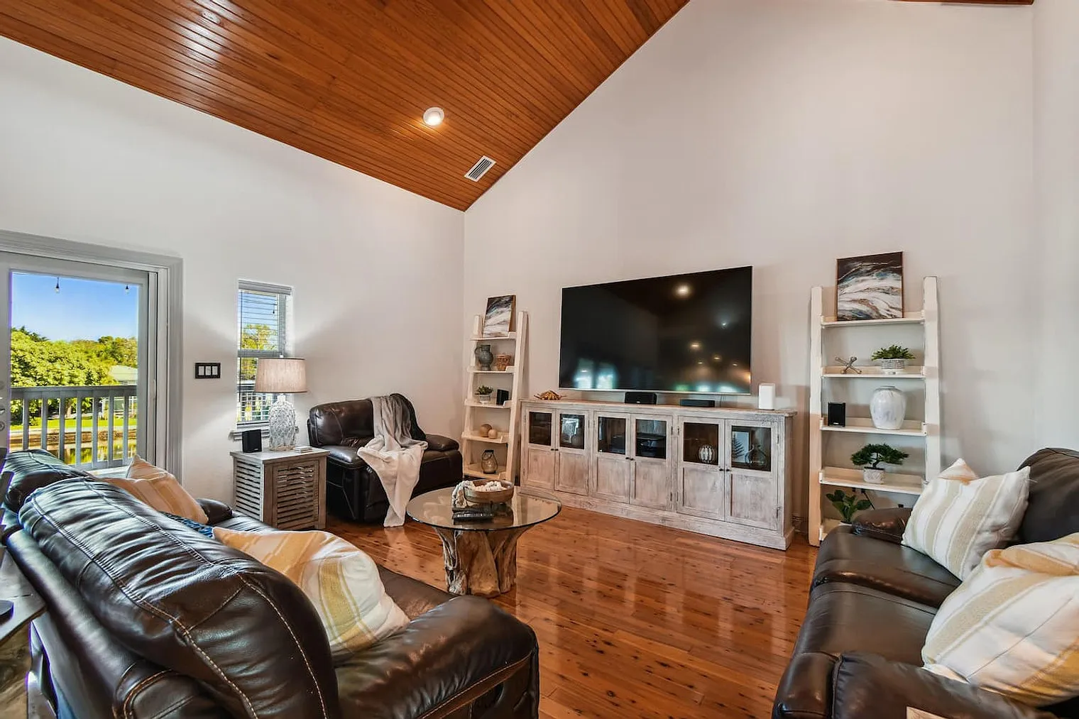 4 bed, 3.0 bath, 2863 sqft, $13,887 — Photo 2