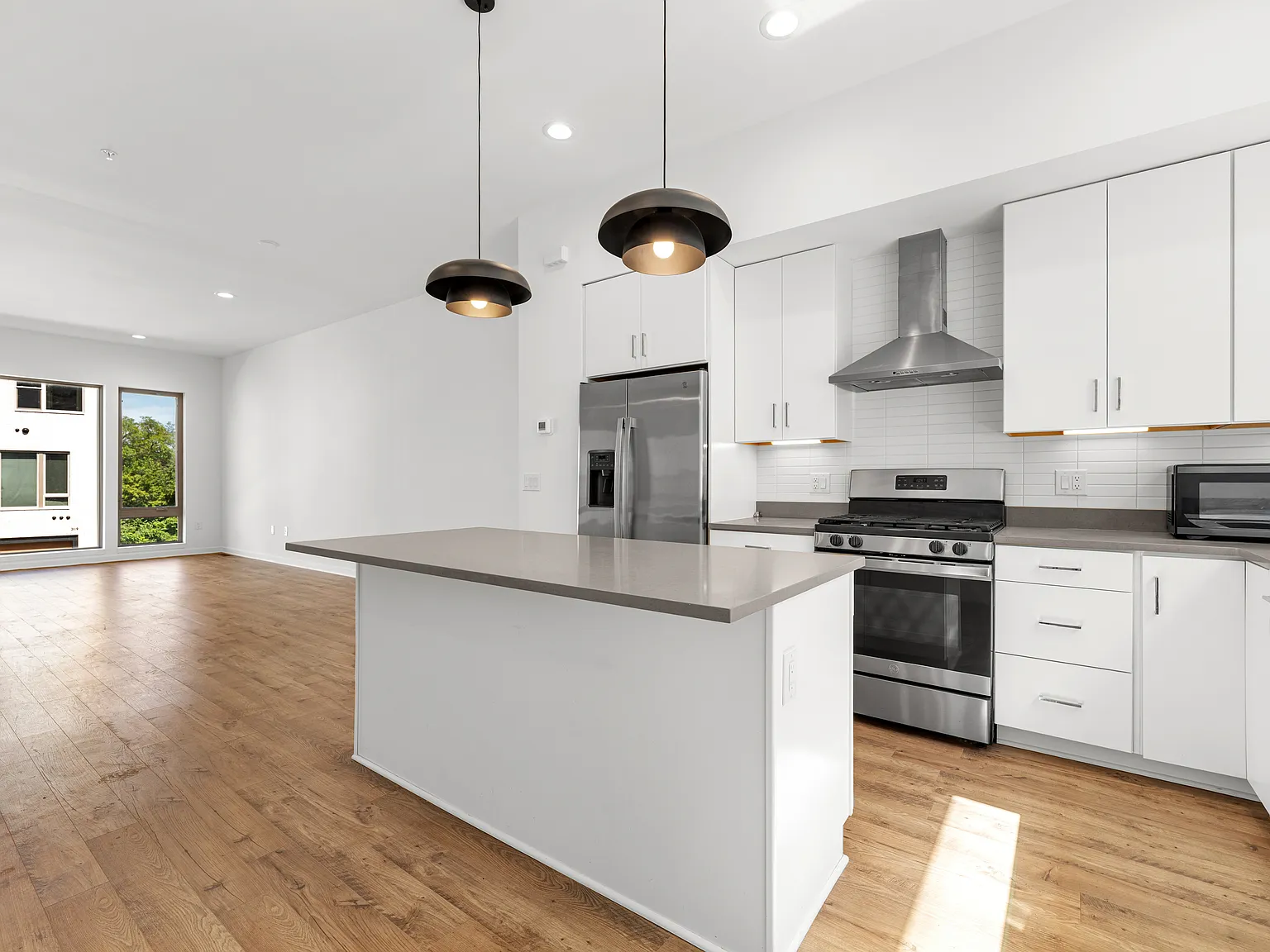 3 bed, 2400 sqft, $4,000 — Photo 4