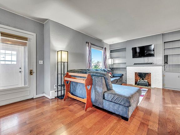 3rd image of 903 N Ave