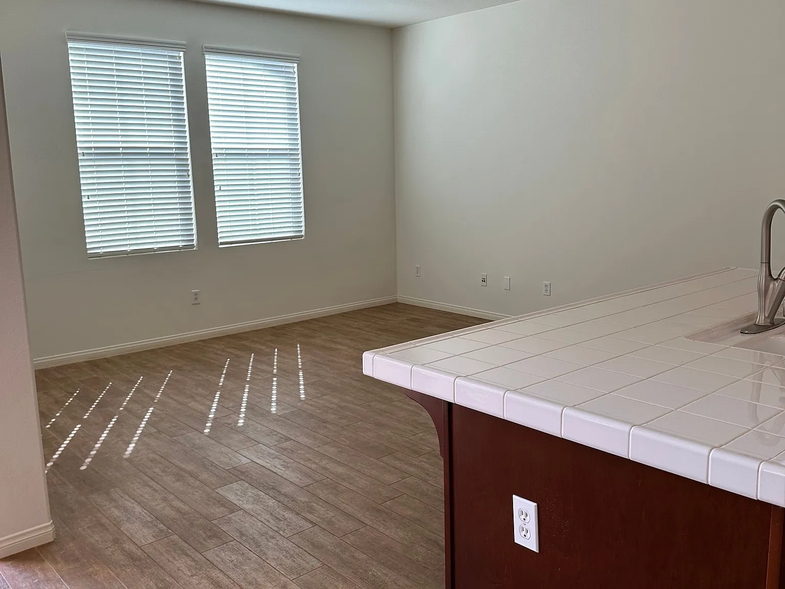 3 bed, 3.5 bath, 2264 sqft, $4,000 — Photo 4