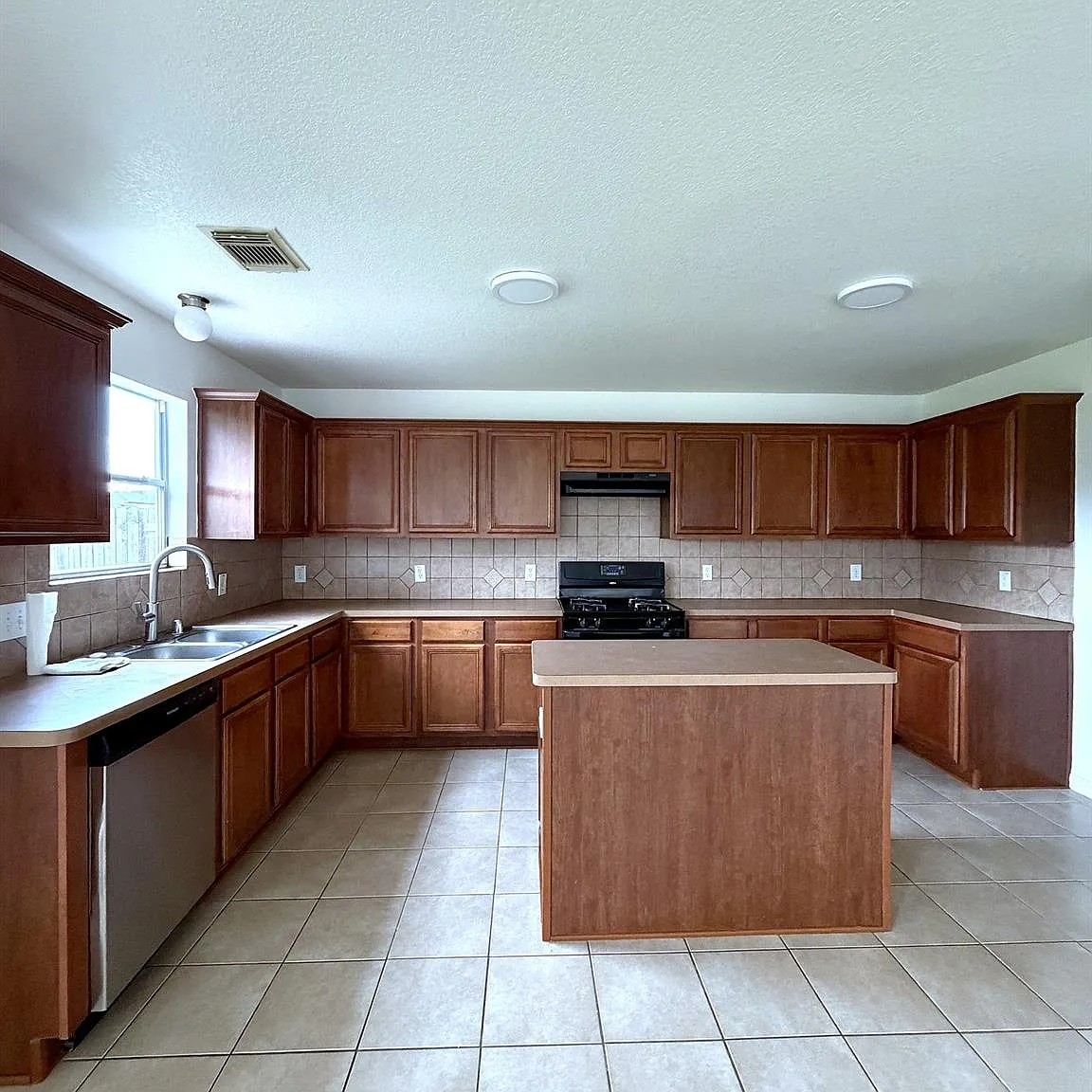 4 bed, 2.5 bath, 2439 sqft, $2,400 — Photo 4