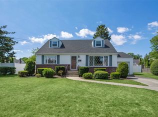 102 Brookes Rd, North Babylon, NY 11703