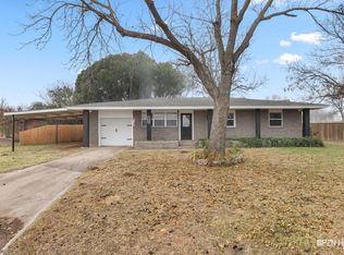 200 Mockingbird Ln, Burkburnett, TX 76354