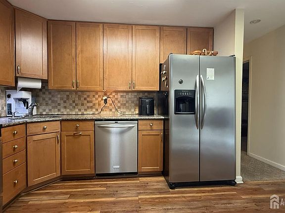 4th image of 24 Emerald Ln