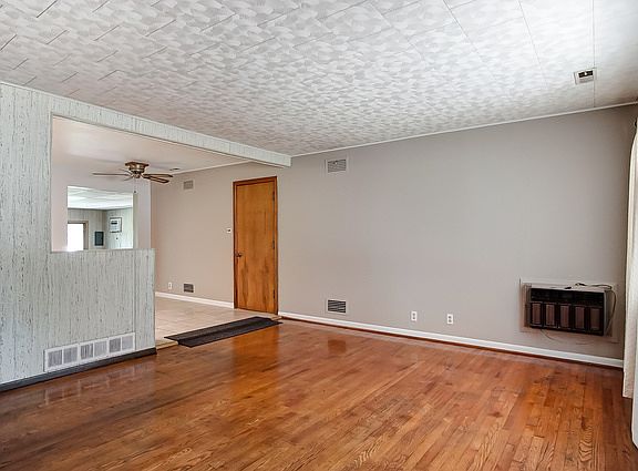 4th image of 6147 W 87th St