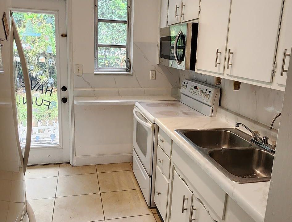 2nd image of 6131 SW 48th St