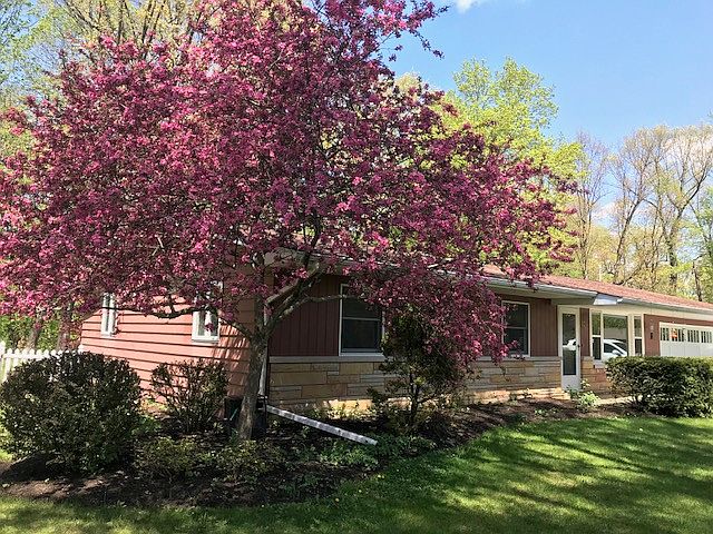 1st image of 324 Overlook Dr