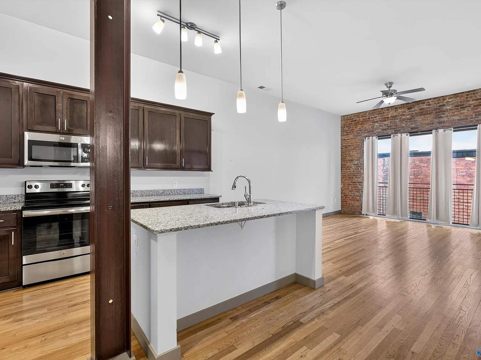 1 bed, 1.0 bath, 880 sqft, $1,400 — Photo 4