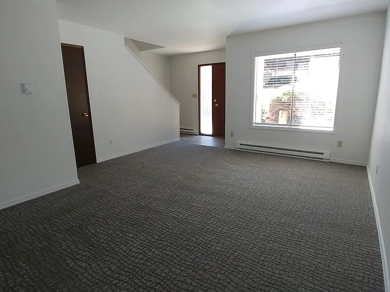 600 SW Crestview St #14 — Photo 2