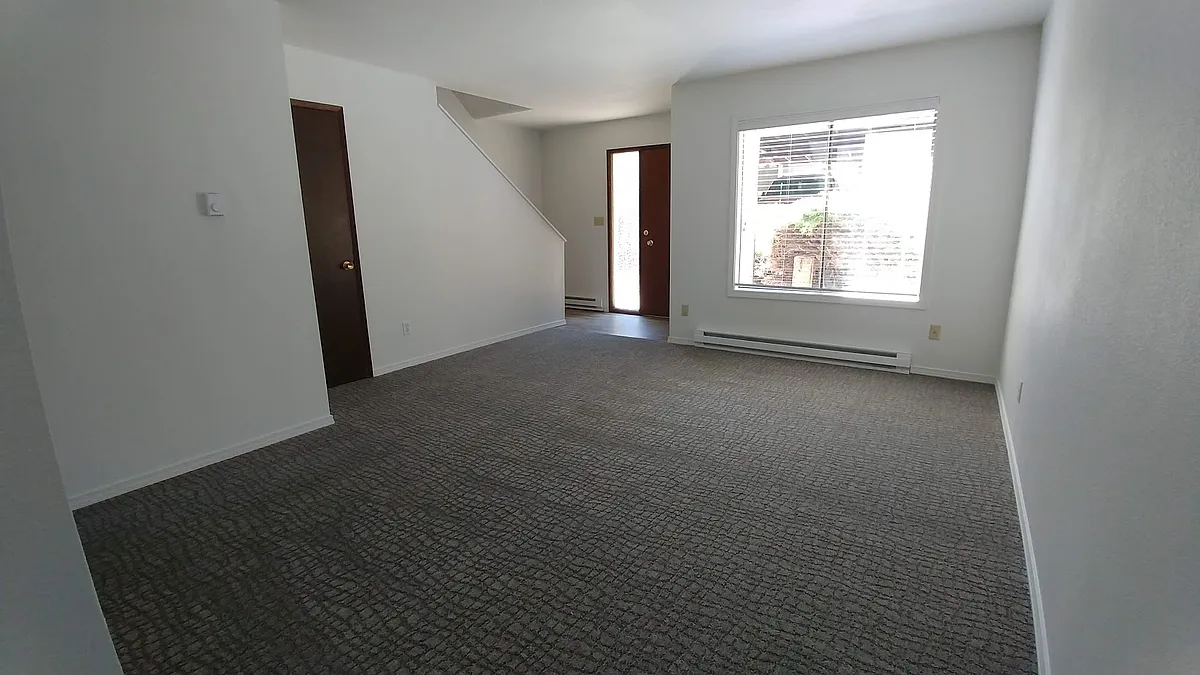Building Photo - 600 SW Crestview St #14