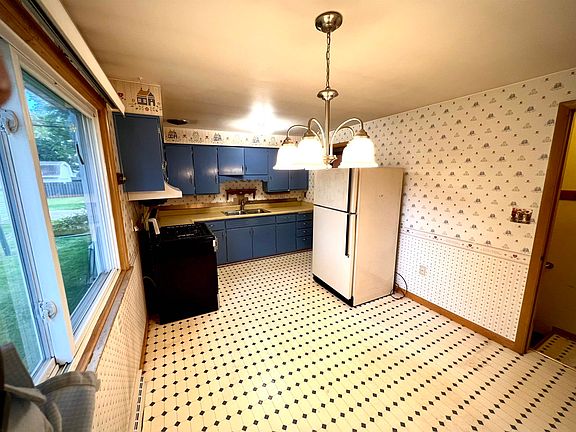 3rd image of 827 Colonial Ave