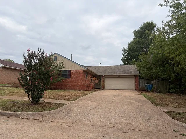 3 bed, 1.5 bath, 1367 sqft, $1,300 — Photo 2