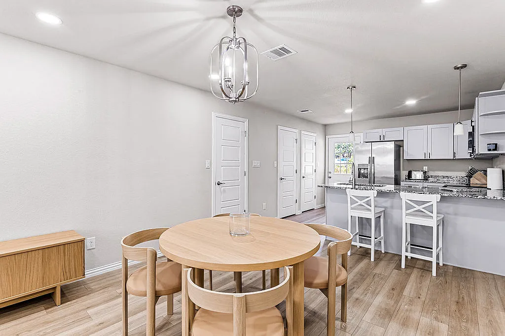 2 bed, 1178 sqft, $2,300 — Photo 4