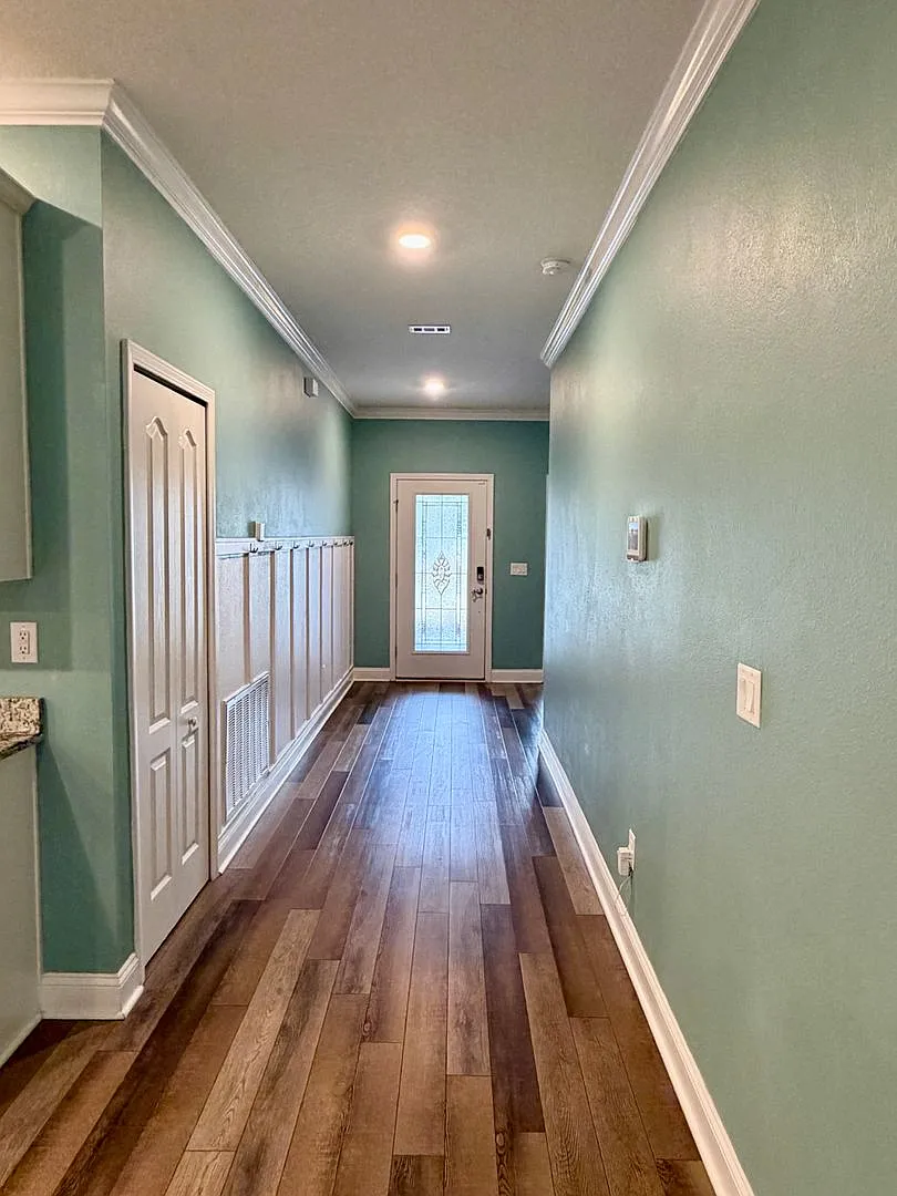 Location, amenities and FIVE bedrooms — Photo 3