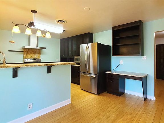 3rd image of 535 Dogwood Cir