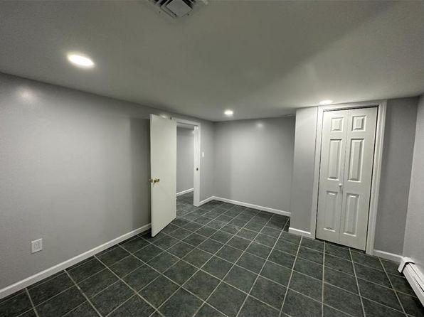 (undisclosed Address), Dix Hills, NY 11746