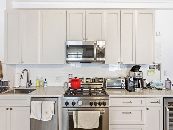 2nd image of 140 W 71st St APT 7E