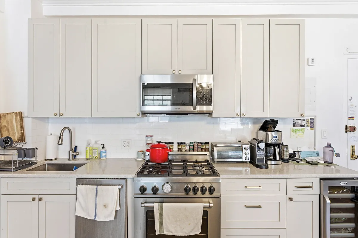 Building Photo - 140 W 71st St #7E