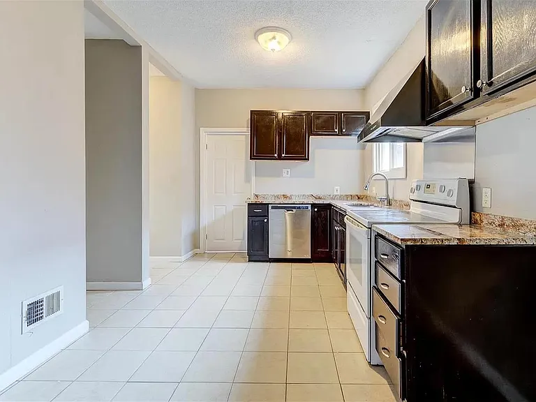 1222 Eastover Ave — Photo 2