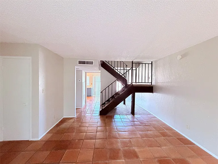 9611 Blue Creek Ln — Photo 7