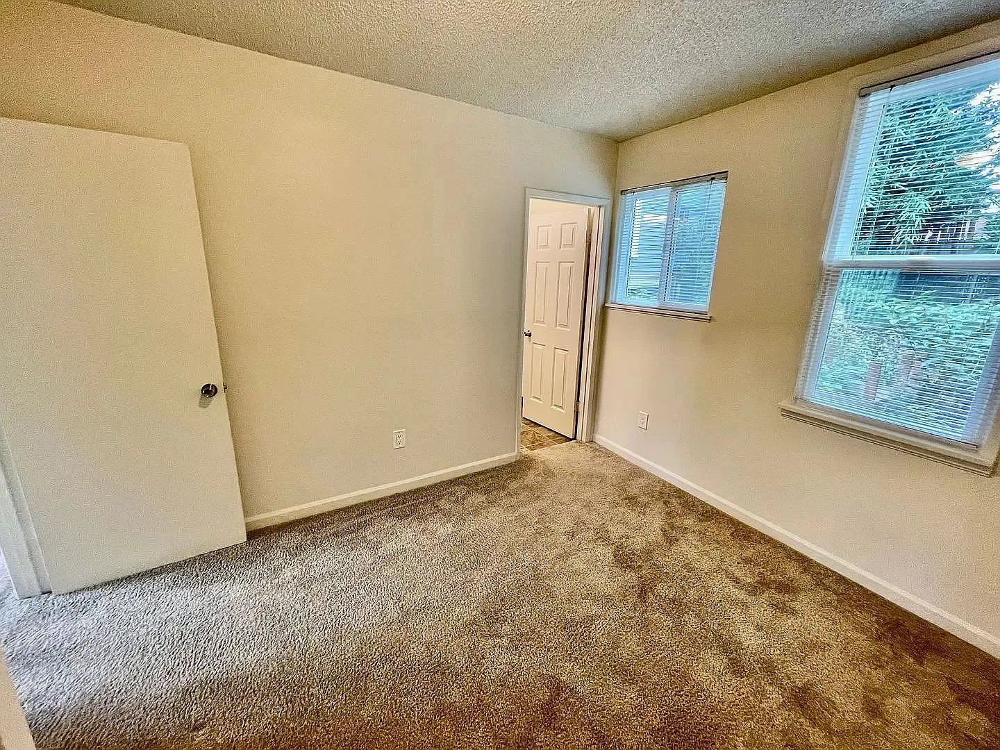 Close-in SE Hawthorne Neighborhood Plex — Photo 3