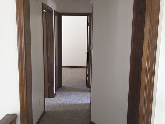 4th image of 804 NE Locust Dr