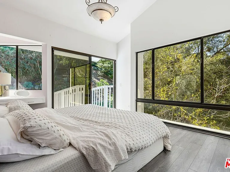 2350 Benedict Canyon Dr — Photo 30