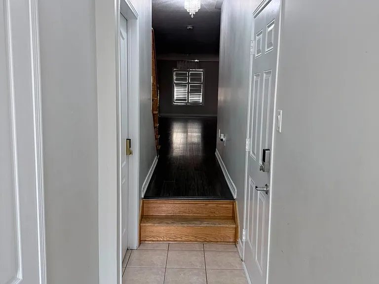 124 Crystalview Cres E — Photo 2