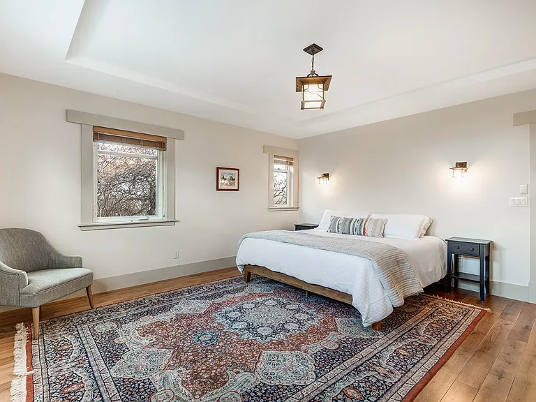 110 NW Black Hawk Ave — Photo 12