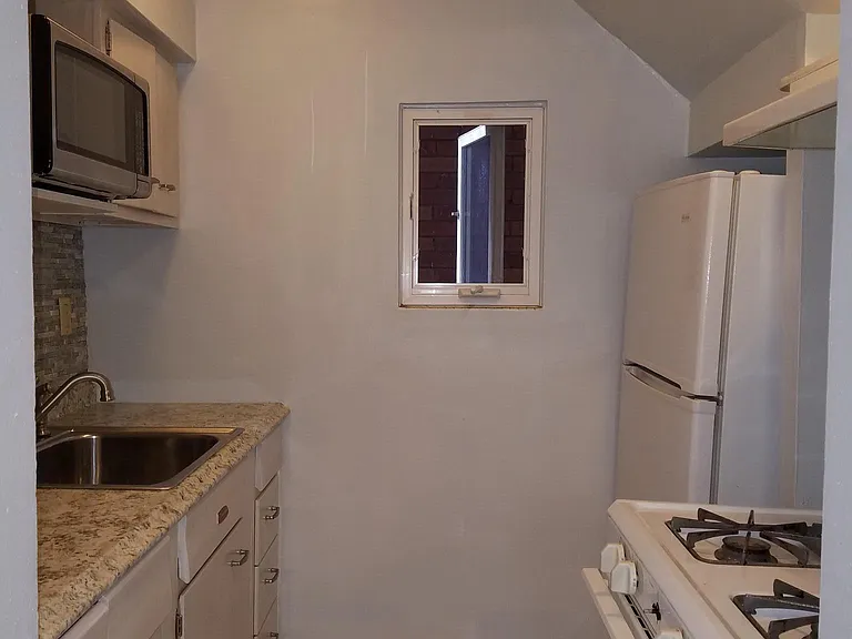 Equipped Kitchen (Stove, refrigerator, microwave)