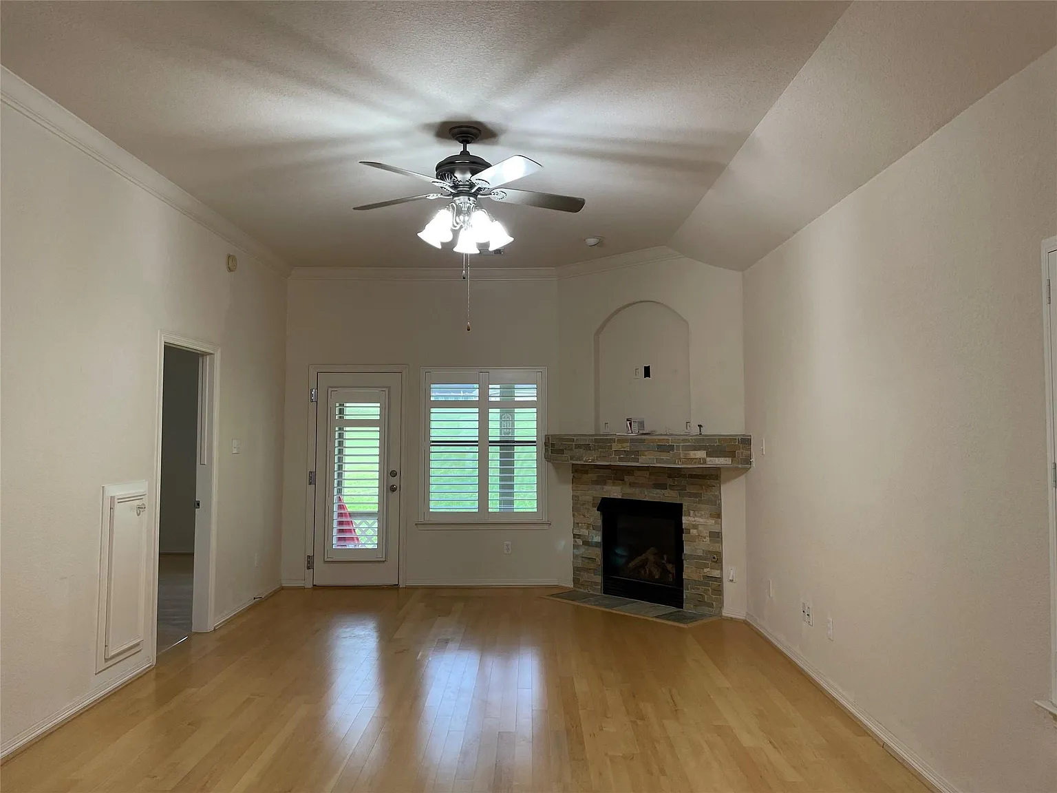 3 bed, 2.0 bath, 1723 sqft, $2,200 — Photo 4