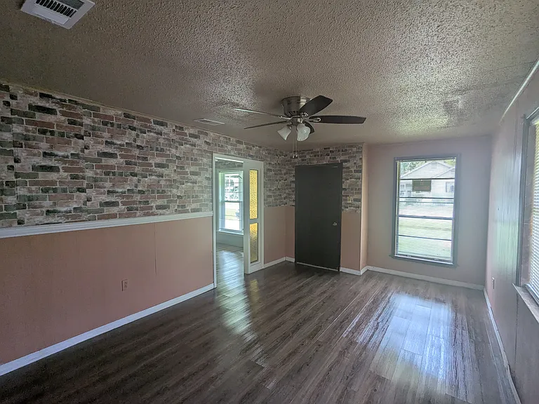 1131 Avenue C — Photo 2