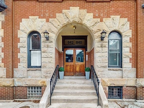 2nd image of 840 W Wrightwood Ave #1
