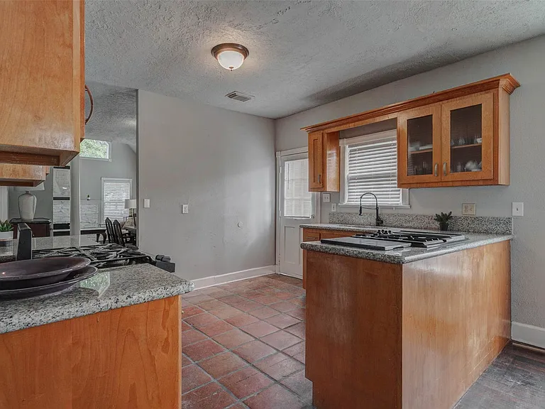2410 Cleburne St — Photo 24