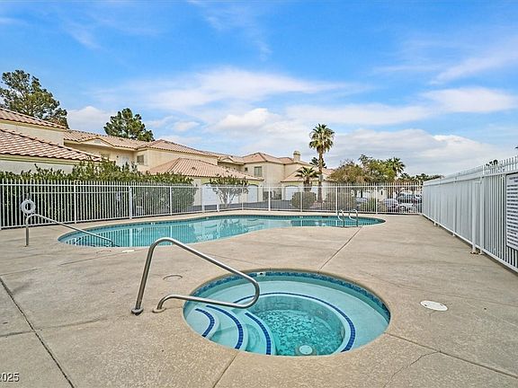 4th image of 1900 N Torrey Pines Dr Unit 112