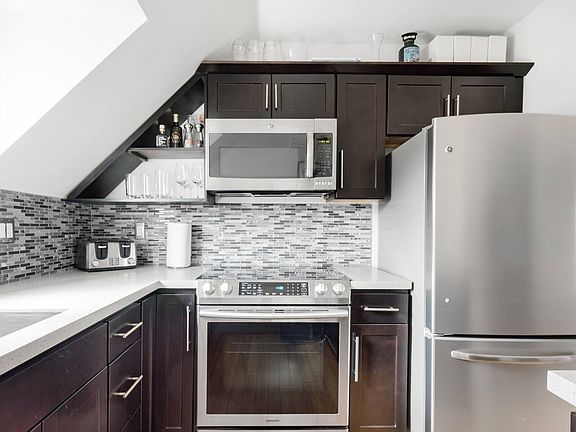 Fully equipped kitchen - set up for those who like to cook.