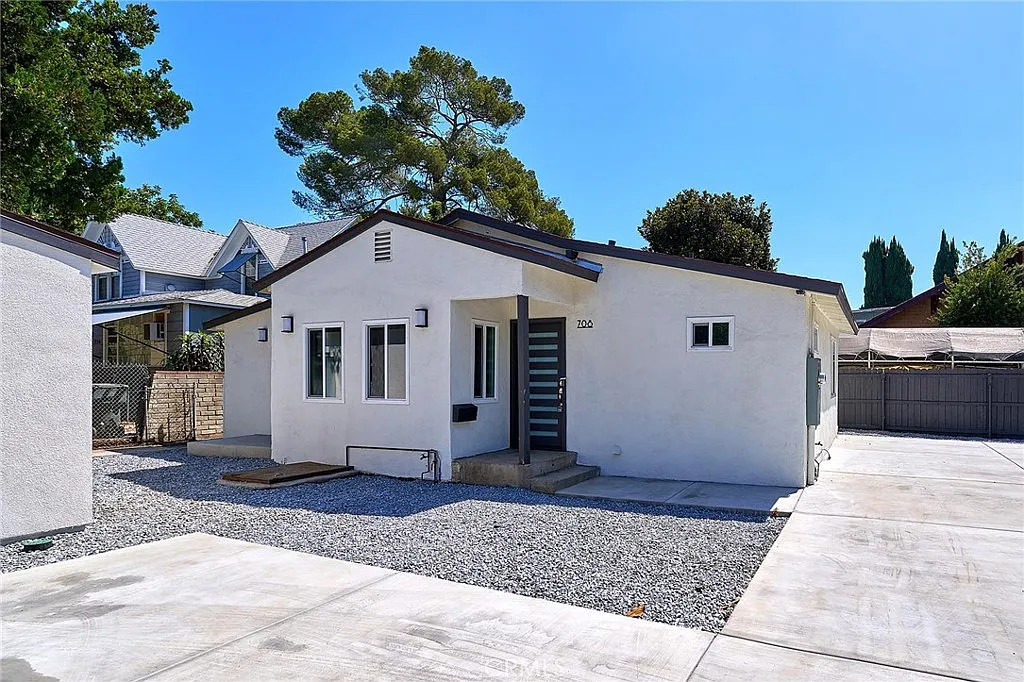 3 bed, 1061 sqft, $3,800 — Photo 1
