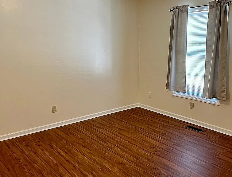 540 E Hickory St — Photo 6