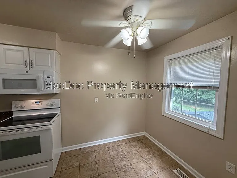 14611 Earlham Ct — Photo 9