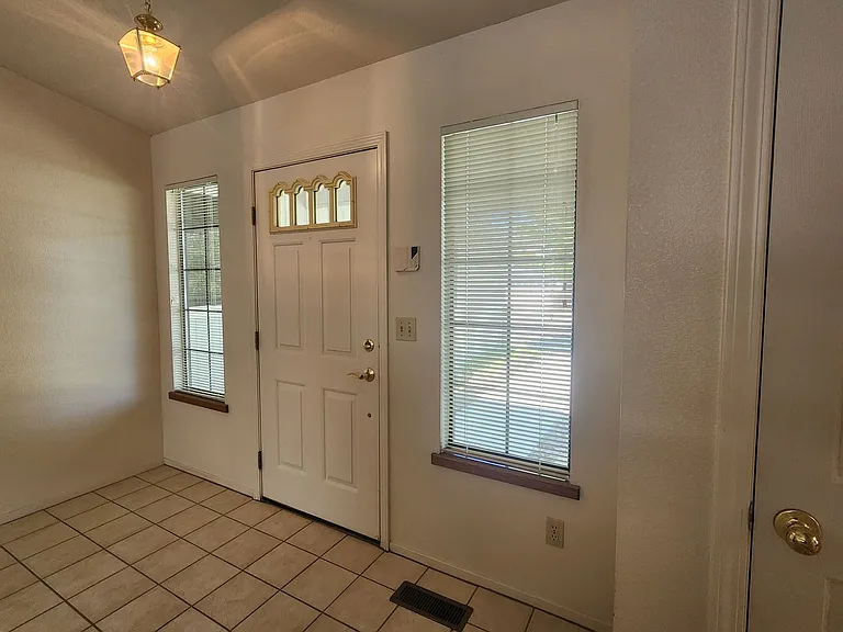 1007 Shadow Ln — Photo 5
