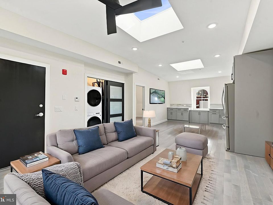 1st image of 260 S 18th St #3