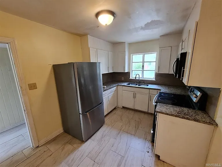 1220 Lynwood Dr — Photo 5
