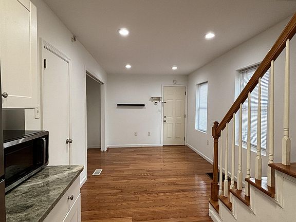2nd image of 1334 Lombard St APT 1R