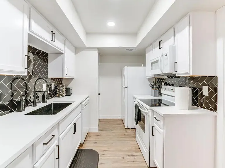 2912 Pegasus Dr — Photo 10