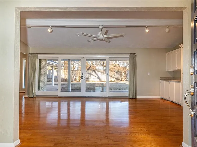 2406 W 10th Ave — Photo 2