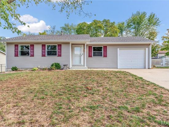 1910 Pebble Brook Dr, O'Fallon, MO 63366