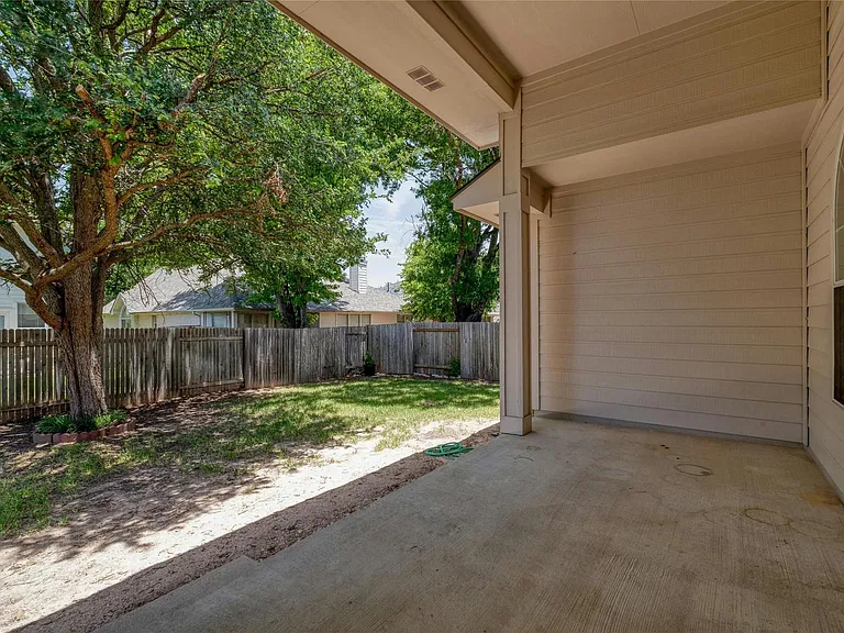 2310 Kristen Ln — Photo 24