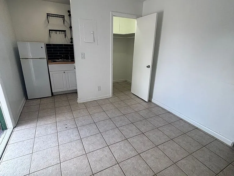 3411 Broadway — Photo 1