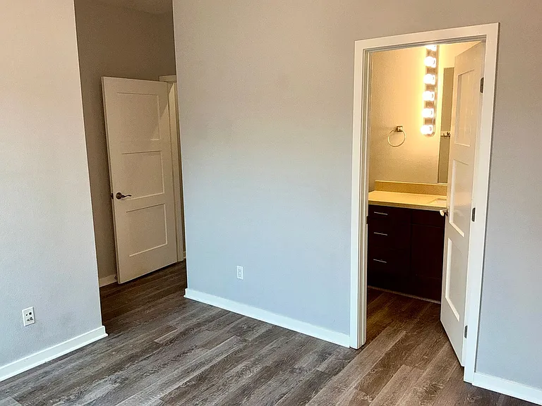 537 W Maple Ave — Photo 30