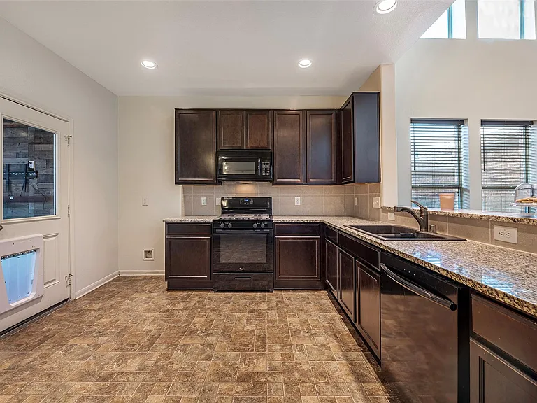 106 Crown Point Ct — Photo 9